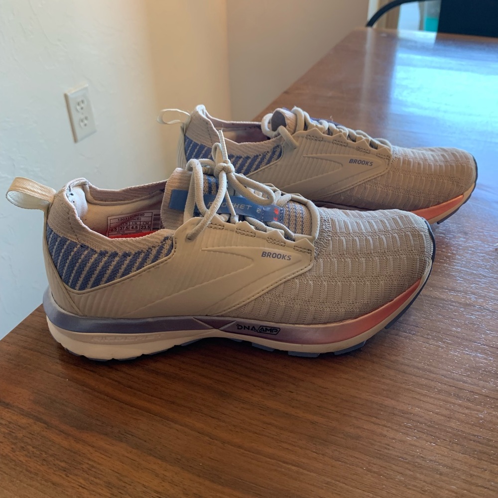 Women’s 6.5 ricochet brooks
